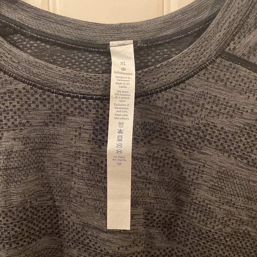 New Lululemon Men’s Long Sleeve - Picture 4 of 5